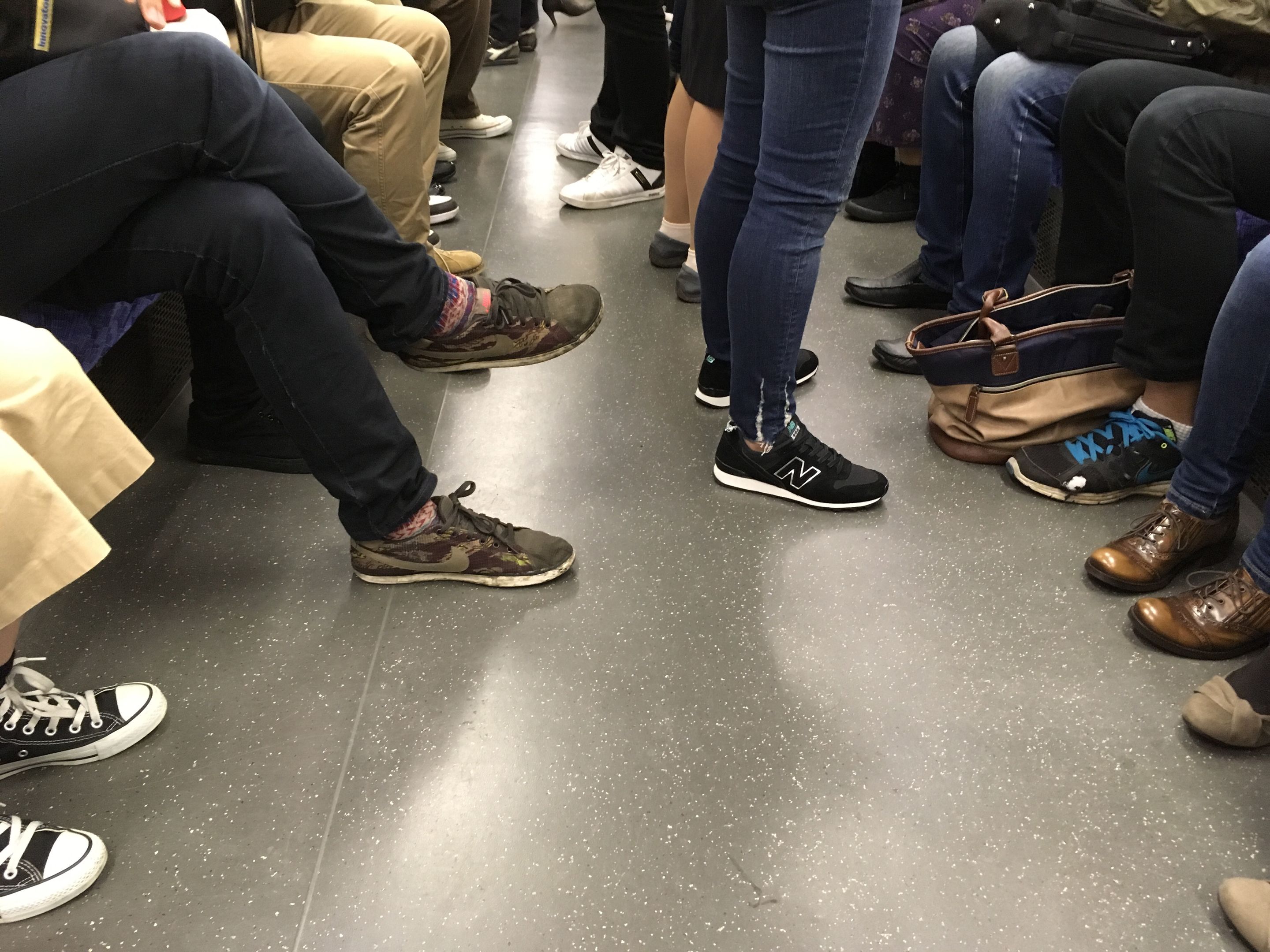 電車で 足を投げ出して座る人 と 運行中に車内を移動する人 迷惑なのはどっち 新刊jp